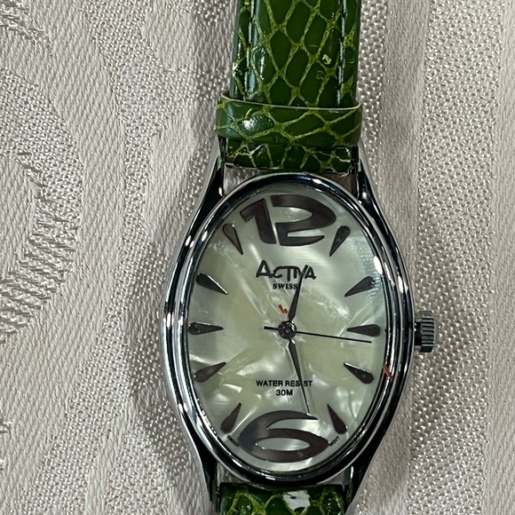 Women’s Green Reptile Pearl Watch - Picture 2 of 6